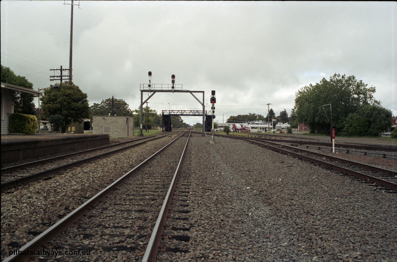 188-01
Culcairn, 596 km from Sydney on the NSW Main South, station yard looking south across Balfour Street. Geo [url=https://goo.gl/maps/aQzJi3mNY3t]Data[/url].
