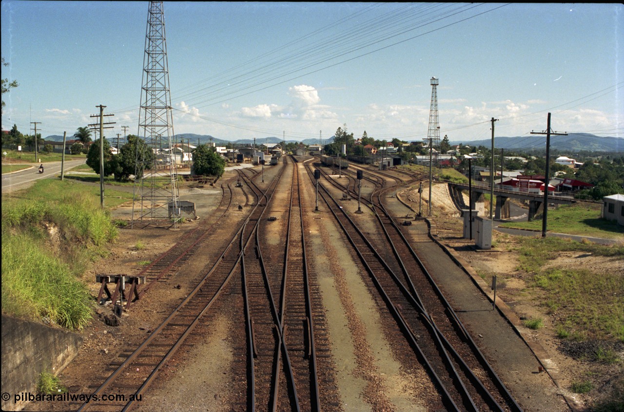193-15
Gympie station yard overview looking south in the Up direction from the Stewart Terrace overbridge. [url=https://goo.gl/maps/zamovD9hxbu]GeoData[/url].
