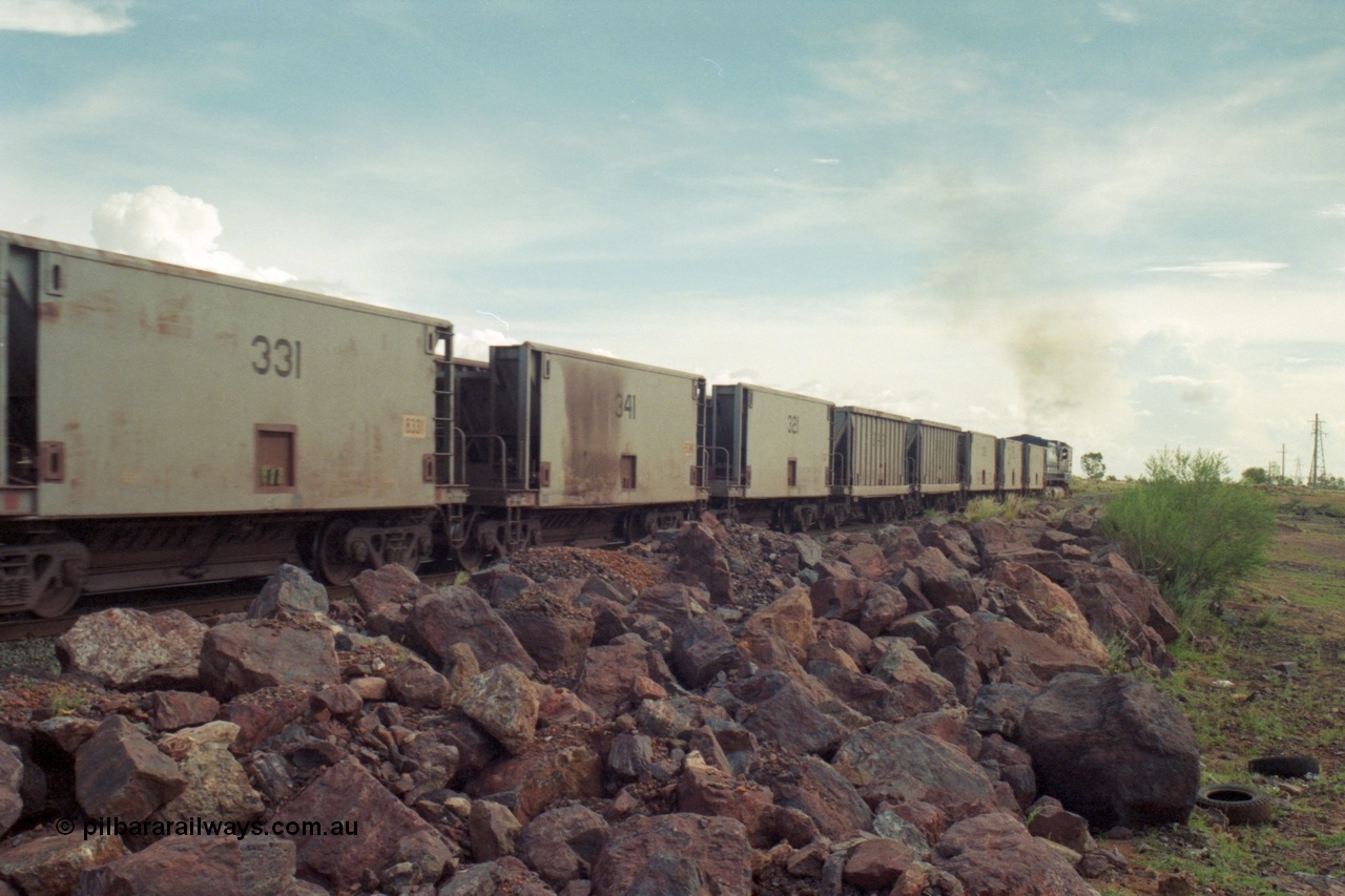 218-13
De Grey River, a loaded GML train with Gunderson USA (smooth) and Portec USA (ribbed) built waggon behind the C36-7M loco. The waggons are ex-Phelps Dodge Copper Mine.
