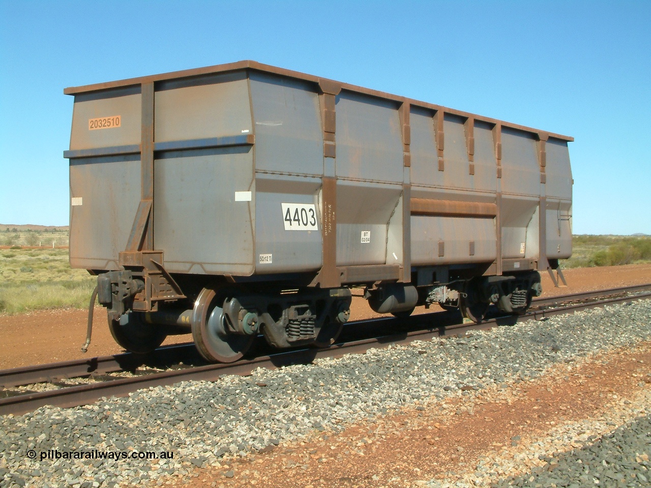 040801 144102
Walla Siding, Goninan built, Lynx Engineering designed ore waggon 4403 made from 5Cr12Ti stainless steel these waggons are known as Golynx waggons, asset number 203510 with serial 950124-004 and build date 02/2004. 1st August 2004.
Keywords: 4403;Goninan-WA;Golynx;BHP-ore-waggon;