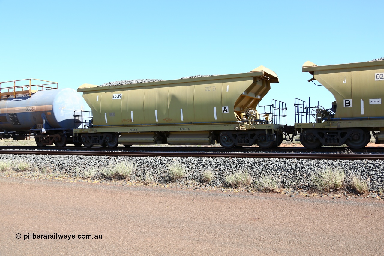 150729 9457
Bing Siding, loaded CNR-QRRS of China built 60 m3 capacity ballast waggon 0235, loaded with ballast.
Keywords: CNR-QRRS-China;BHP-ballast-waggon;