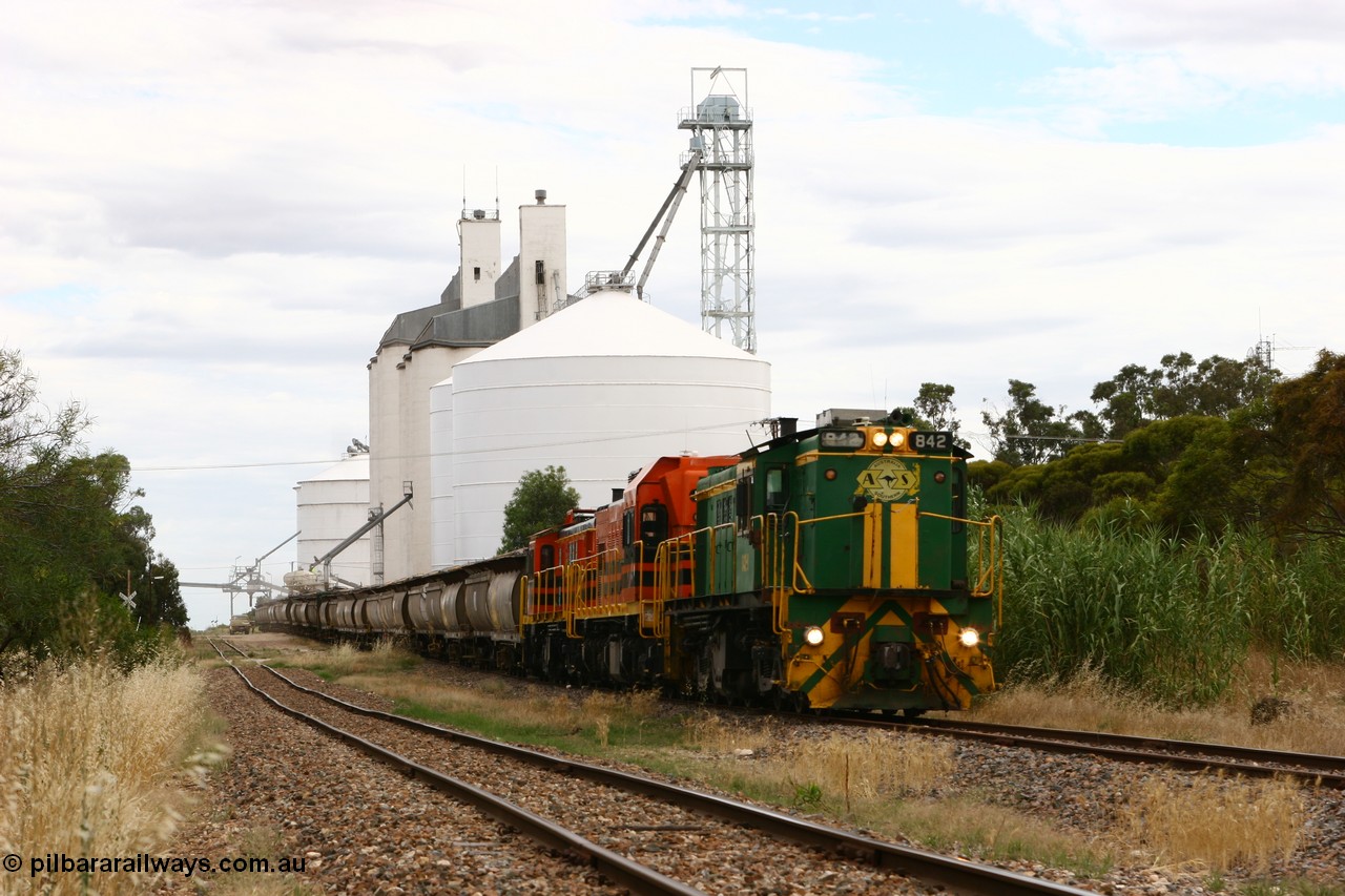 060108 2046
Lock, grain train being loaded by former SAR 830 class unit 842, built by AE Goodwin ALCo model DL531 serial 84140 in 1962, originally on broad gauge, transferred to Eyre Peninsula in October 1987 and, 1204 and sister 851.
Keywords: 830-class;842;AE-Goodwin;ALCo;DL531;84140;