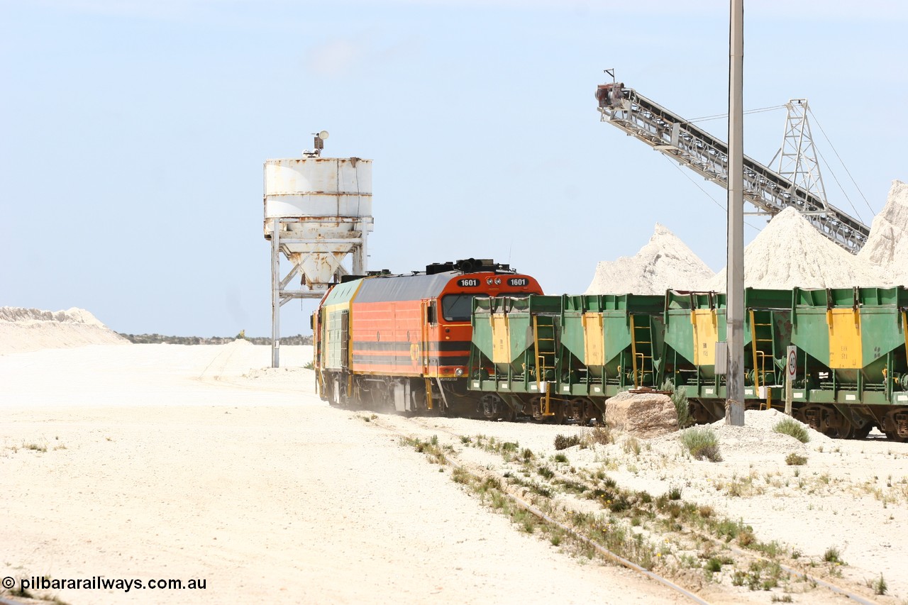 060113 2530
Kevin, empty train 6DD3 is heading onto the south leg with some of the gypsum plant behind the train and a set of original loading bins gypsum loading siding to continue the reversing process. 13th January 2006.
Keywords: 1600-class;1601;71-728;Clyde-Engineering-Granville-NSW;EMD;JL22C;NJ-class;NJ1;