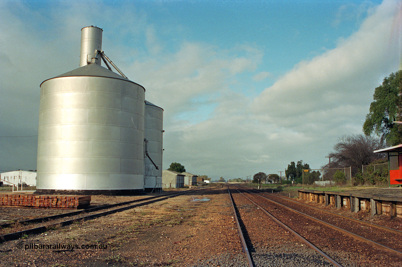 106-30
Nagambie station yard overview, station platform at right, Murphy silo complex with super phosphate shed beyond them, looking south.
