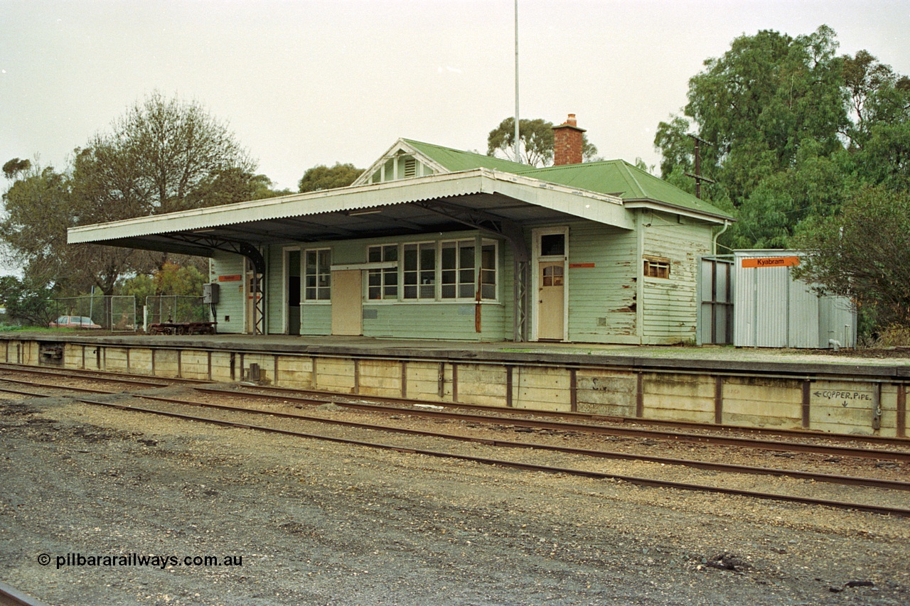 108-33
Kyabram station building and platform.
