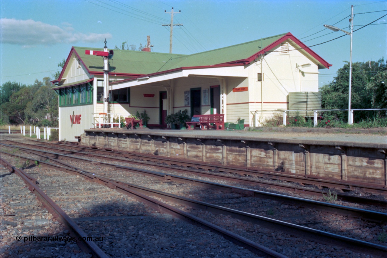 112-07
Violet Town station building, signal bay and platform overview, semaphore signal post 9 on platform, looking north from No.3 Road, March 1994.
