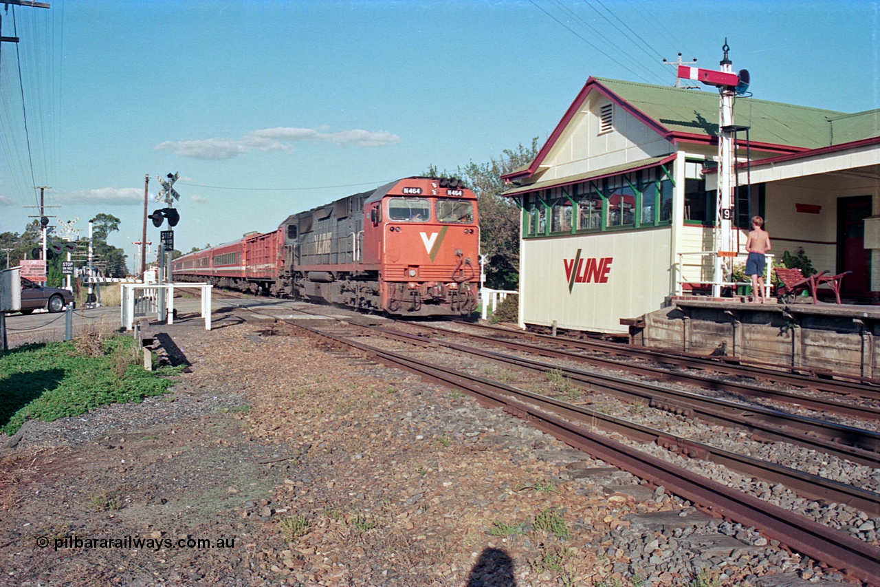 112-10
Violet Town, looking north, V/Line broad gauge N class N 464 'City of Geelong' Clyde Engineering EMD model JT22HC-2 serial 86-1193 powers the up Albury passenger train across Cowslip Street past the station building and signal bay with semaphore signal post 9 on the platform, March 1994.
Keywords: N-class;N464;Clyde-Engineering-Somerton-Victoria;EMD;JT22HC-2;86-1193;