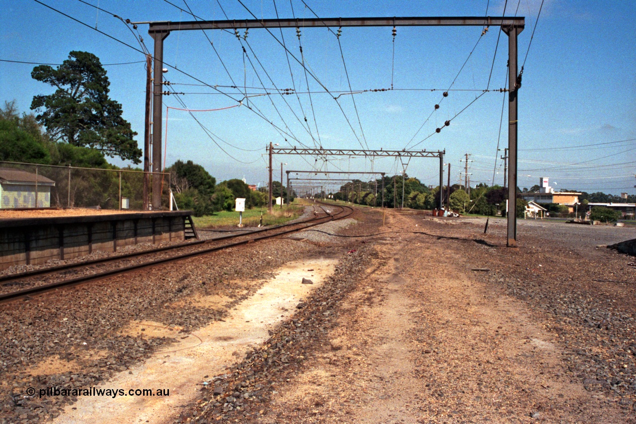 121-24
Moe, track view, looking west, shows where former yards were, overhead line can be seen grounded, points and lever for Bank Engine Siding and train control telephone cabinet.
