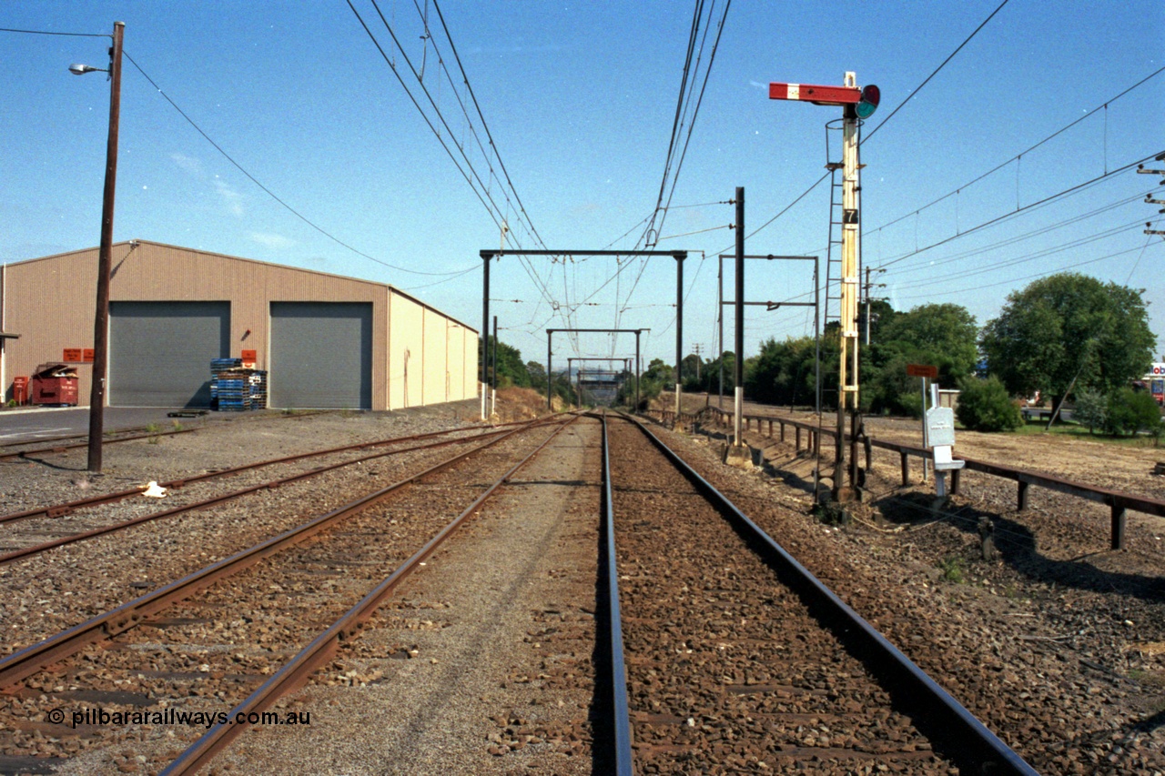 121-25
Morwell, track view, looking west, semaphore signal Post 7, towards Melbourne, Freightgate shed at left.
