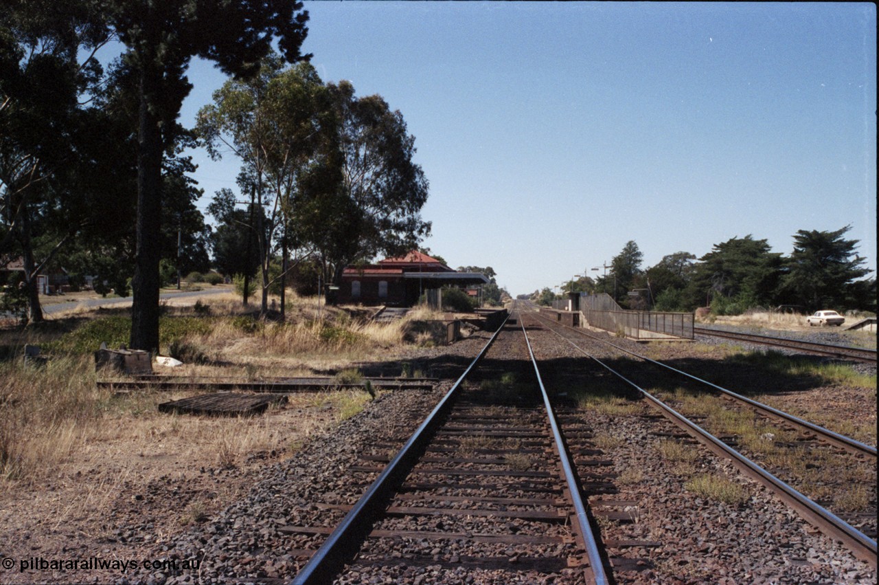 146-24
Tallarook station overview from broad gauge lines, site of gangers shed at left, standard gauge line is at right, looking north.
