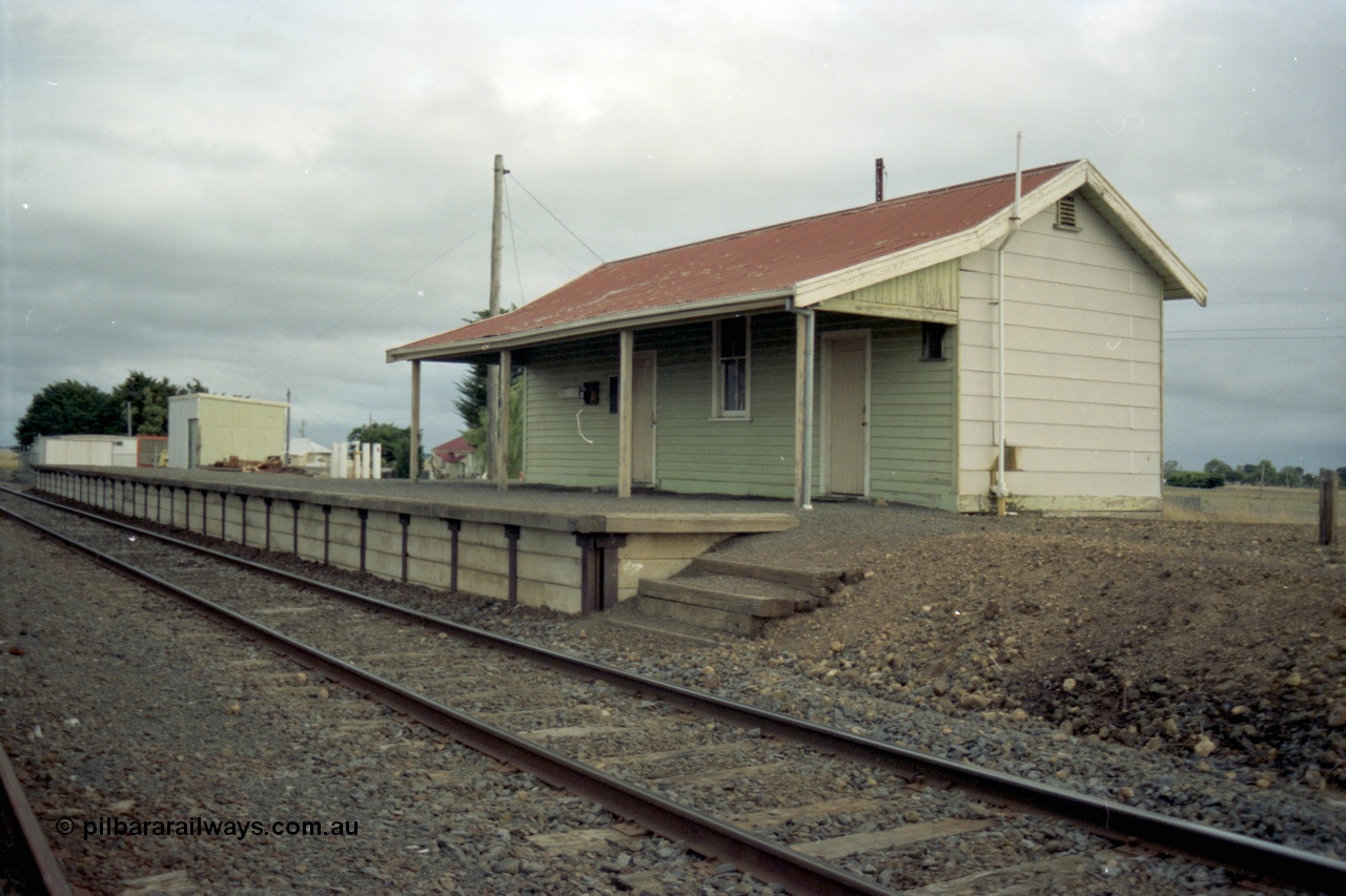 153-3-17
Derrinallum, station building and platform, platform shed, looking towards Geelong.

