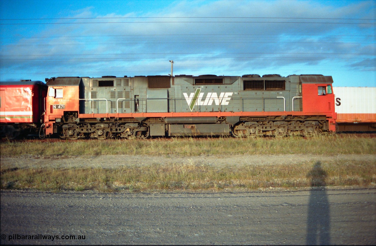 156-02
Bank Box Loop, broad gauge V/Line N class N 471 'City of Benalla' Clyde Engineering EMD model JT22HC-2 serial 87-1200, side view.
Keywords: N-class;N471;Clyde-Engineering-Somerton-Victoria;EMD;JT22HC-2;87-1200;
