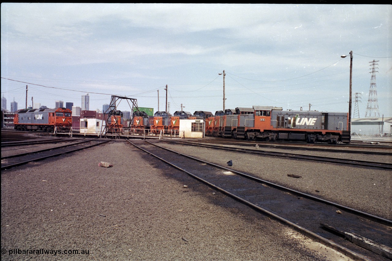 162-2-22
South Dynon Motive Power Depot, an overview of the broad gauge turntable and radial roads shows V/Line G class on the left with several H and T classes, H class H 5 Clyde Engineering EMD model G18B serial 68-632, side view.
Keywords: H-class;H5;Clyde-Engineering-Granville-NSW;EMD;G18B;68-632;