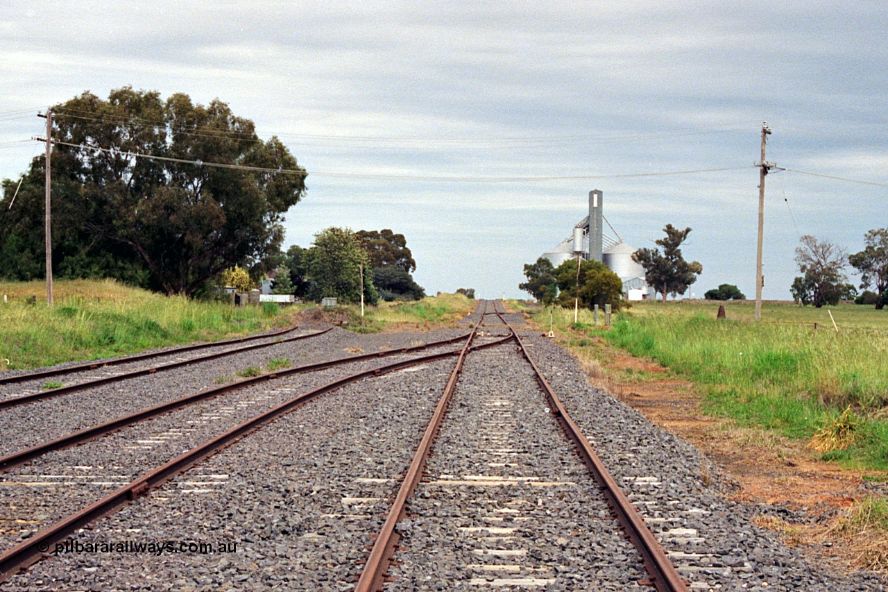 170-07
Dookie, track view looking towards Shepparton, west, along the mainline, crossover to silos and gravitational road on the left, GEB sub-terminal silo complex visible on the right.
