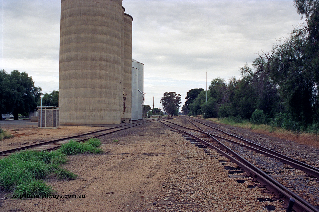 170-11
St James station yard overview, looking south towards Benalla, Williamstown style silo complex with an Ascom style complex behind it, goods platform in the distance, radio mast stand at former station platform site on the right.
