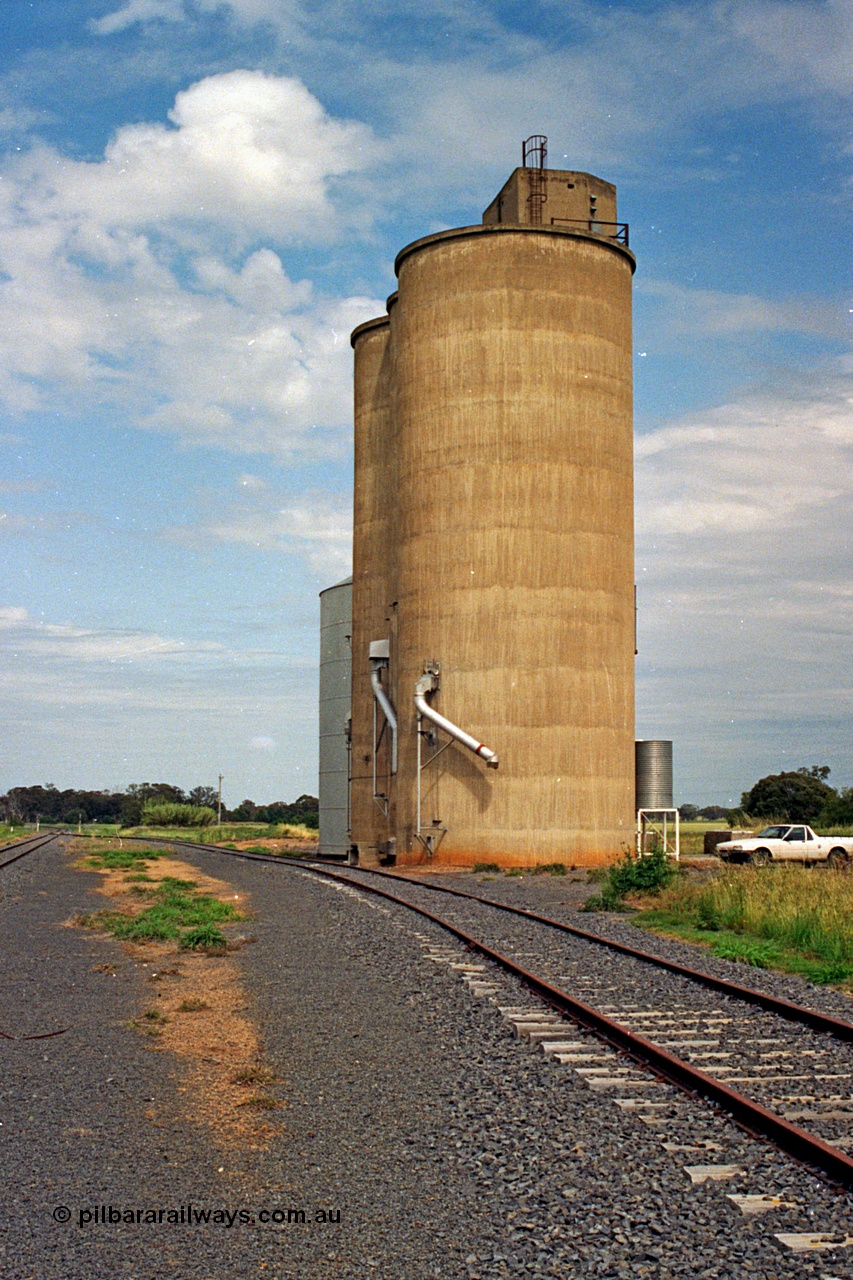 175-25
Cosgrove, yard overview of Williamstown style silo complex with a steel annex beside it, mainline on the left.
