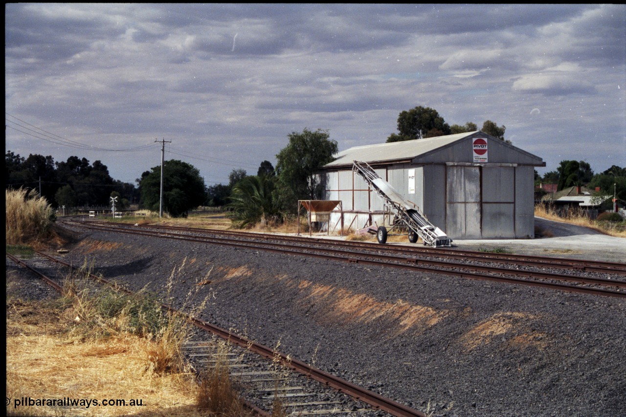 176-03
Yarrawonga, yard view looking north across Orr Street grade crossing towards Oaklands, Pivot super phosphate storage shed and loading conveyor.
