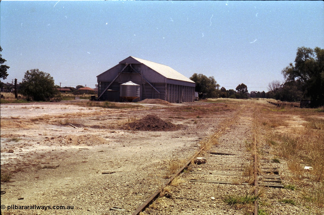 182-15
Murchison, derelict station site looking along mainline with horizontal GEB H style grain bunker.
