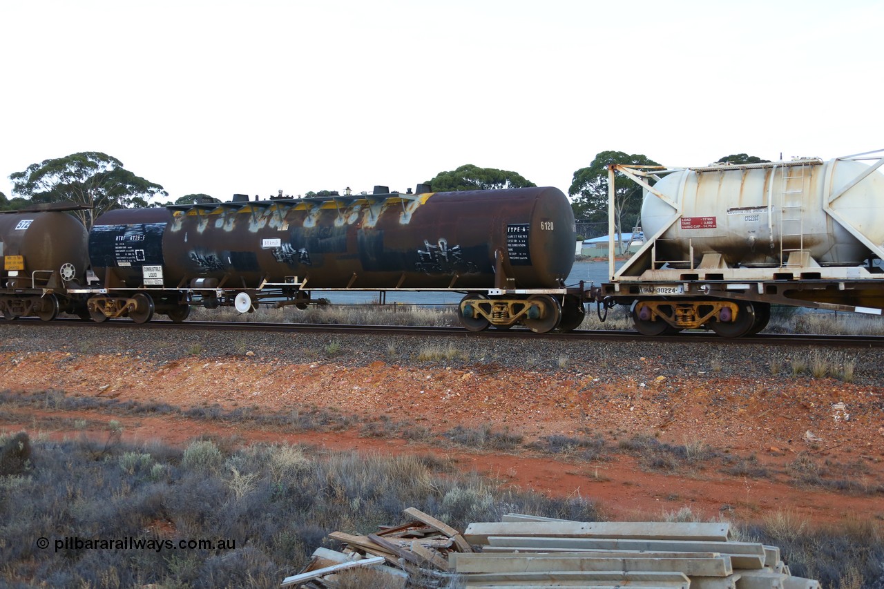 161116 5549
Binduli, empty Shell fuel train 4443, NTBF type tank waggon NTBF 6120, built by Comeng NSW in 1975 as an SCA type bitumen tanker for Shell Bitumen NSW as SCA 271.
Keywords: NTBF-type;NTBF6120;Comeng-NSW;SCA-type;SCA271;