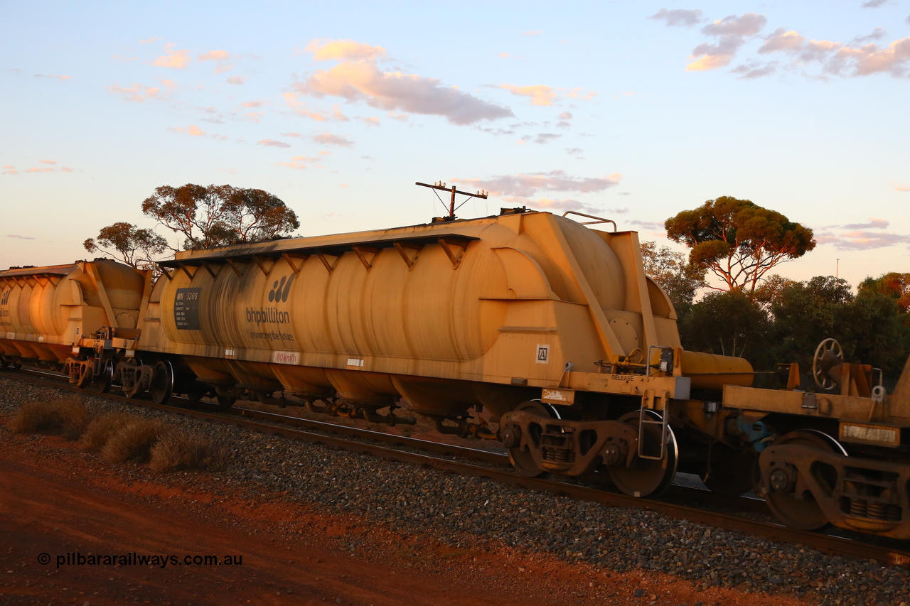 190107 0683
Kalgoorlie, WN type pneumatic discharge nickel concentrate waggon WN 526, one of thirty built by AE Goodwin NSW as WN type in 1970 for WMC.
Keywords: WN-type;WN526;AE-Goodwin;