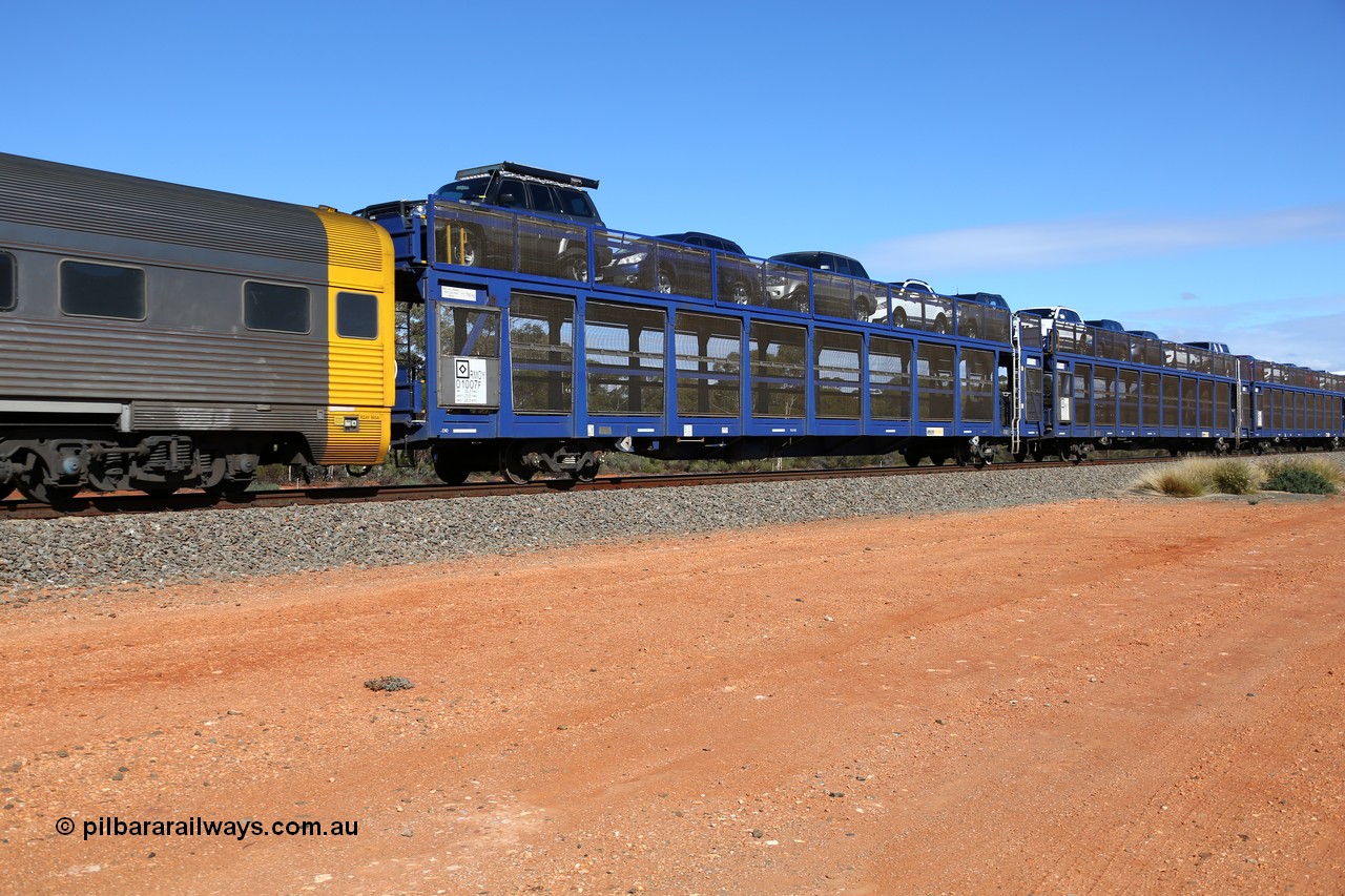 160528 8386
Binduli, intermodal train 6PM6, RMOY 01007, one of thirteen RMOY type double deck automobile waggons built in China by Qiqihar Rollingstock Works in 2014, top deck loaded with five vehicles.
Keywords: RMOY-type;RMOY01007;Qiqihar-Rollingstock-Works-China;
