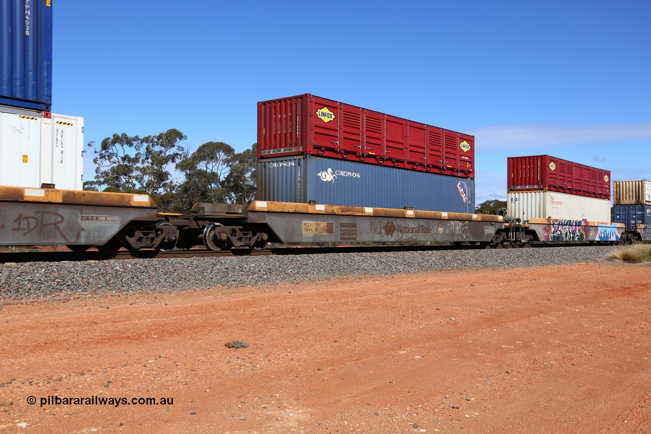 160528 8437
Binduli, intermodal train 6PM6, RQZY 7064 platform 5 of five unit bar coupled well container waggon set built in a batch of thirty two by Goninan NSW in 1995/96, loaded with a 40' Cronos 4EG1 type container TSPD 092399 double stacked with a Linfox 40' half height side door LSDU 6940083.
Keywords: RQZY-type;RQZY7064;Goninan-NSW;