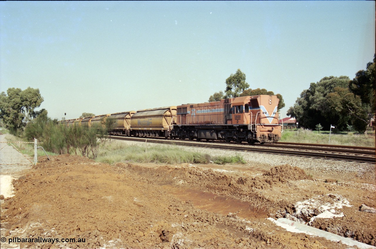 186-17
Woodbridge, Westrail narrow gauge D class locomotive D 1565 Clyde Engineering built EMD model G26CU serial 70-727 leads a loaded coal train of XY type bogie coal hoppers bound for Narngulu - Geraldton about to cross Woodbridge Rd grade crossing.
Keywords: D-class;D1565;Clyde-Engineering-Granville-NSW;EMD;G26C;70-727;railpage:class=214;railpage:loco=D1565;rp-au-wa-dclass-1;rp-au-wa-dclass-1-D1565;