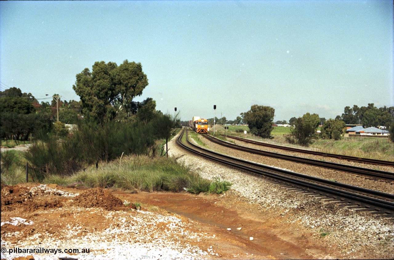 186-19
Woodbridge, National Rail intermodal train 4MP5 on approach to Woodbridge Rd grade crossing as it enters the Forrestfield end of the Woodbridge Triangle.
