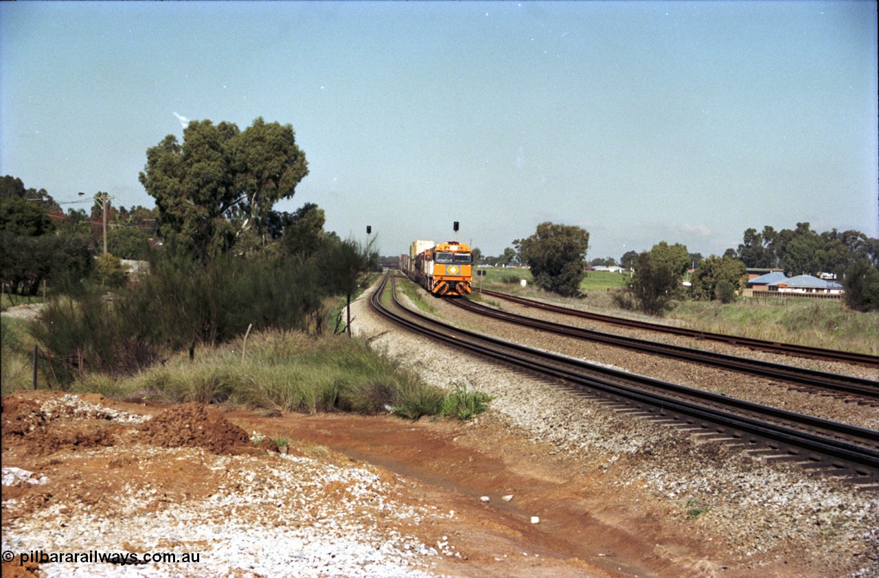 186-20
Woodbridge, National Rail intermodal train 4MP5 on approach to Woodbridge Rd grade crossing behind a very clean and new NR class locomotive.
