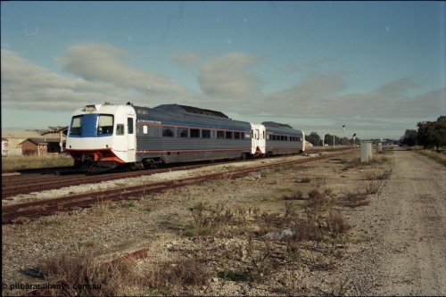186-12
Midland, standard gauge two car Prospector service to Kalgoorlie, train 4085 with motorised driving car WCA class 902 and driving trailer WCE class 921, these cars were built by Comeng NSW in 1971.
Keywords: WCA-class;WCA902;Comeng-NSW;