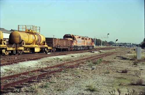 186-15
Midland, Westrail standard gauge up Kalgoorlie loaded acid train 428 behind a pair of L class locomotives L 268 Clyde Engineering EMD model GT26C serial 68-617 and L 256 serial 67-546, the narrow gauge track to the Flashbutt yard in the foreground and Midland Workshops behind train, trailing view.
Keywords: L-class;L256;Clyde-Engineering-Granville-NSW;EMD;GT26C;67-546;CSA-type;WQH-type;AQHY-type;