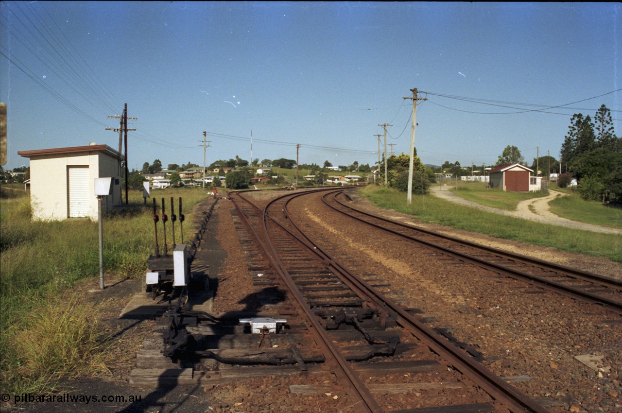187-05
Monkland, Gympie Queensland. View looking in the Up direction east from Brisbane Rd grade crossing with four lever ground frame and interlocking room. [url=https://goo.gl/maps/3V6PMKnhVLB2]GeoData[/url].
