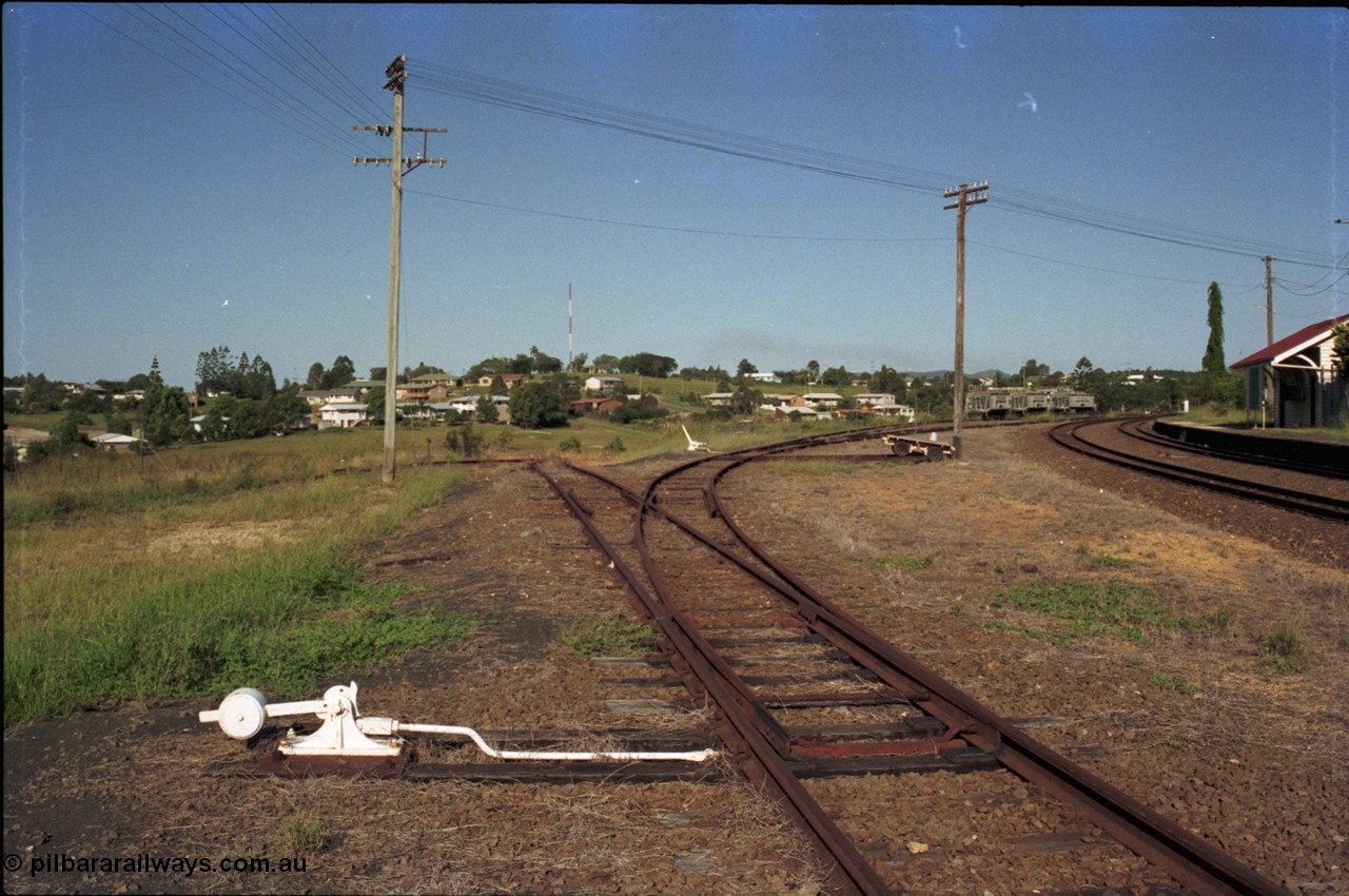 187-06
Monkland, Gympie Queensland. View looking east in the Up direction, station building and platform on the right, molasses tank waggons in the distance. [url=https://goo.gl/maps/6AMugykoL9k]GeoData[/url].

