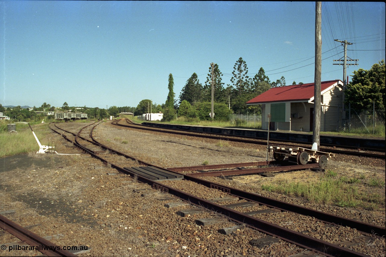 187-08
Monkland, Gympie Queensland. View looking south east in the Up direction, platform and station building on the right, ganger's trolley with yard and molasses tank waggons. [url=https://goo.gl/maps/vWGBYu3nxpH2]GeoData[/url].
