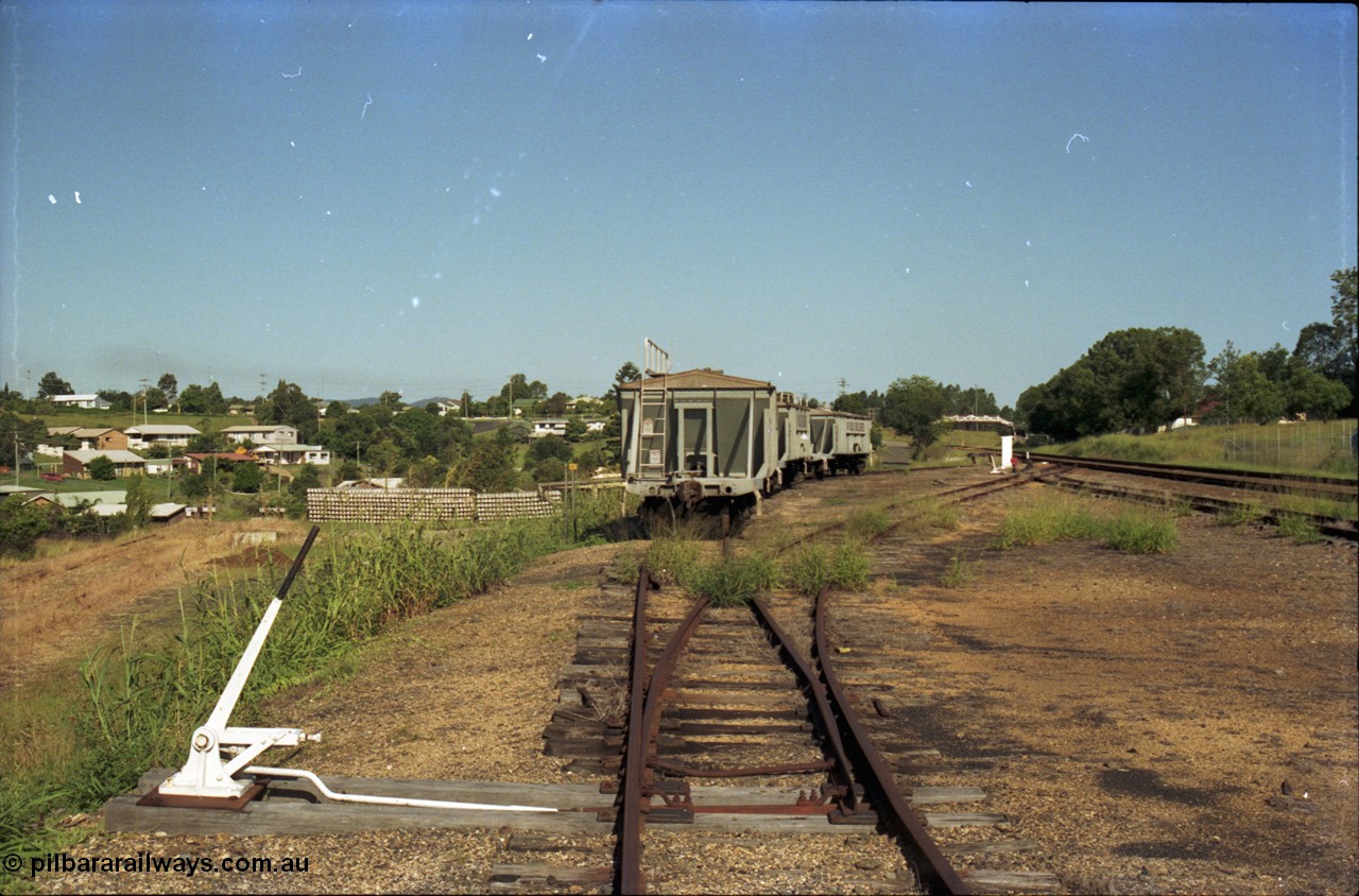 187-09
Monkland, Gympie Queensland. View looking south east in the Up direction with molasses VMO type waggons on the unloading siding, station to the right. [url=https://goo.gl/maps/3FfHBjsKiqT2]GeoData[/url].
