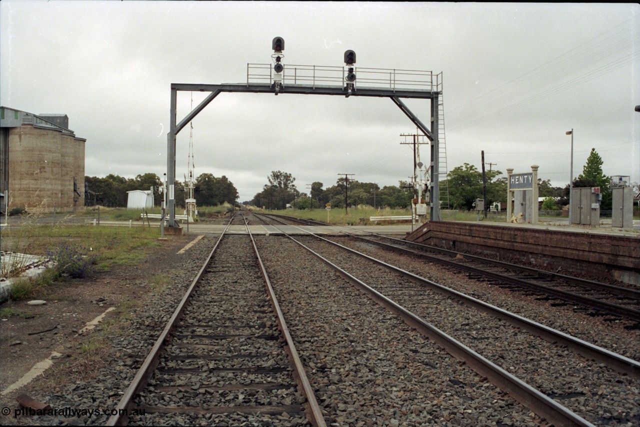 188-03
Henty, located 580 km from Sydney on the NSW Main South, looking north across Sladen Street. Silo complex on the left, station platform on the right. Geo [url=https://goo.gl/maps/rtgEfpQzTUE2]Data[/url].
