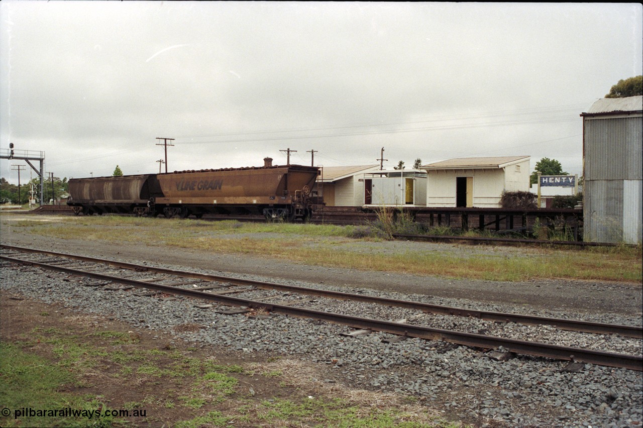 188-05
Henty, located 580 km from Sydney on the NSW Main South, looking towards the station building across the yard, two V/Line grain waggons in the yard. Goods shed and platform on the right. Geo [url=https://goo.gl/maps/TDrhujY3A2y]Data[/url].
