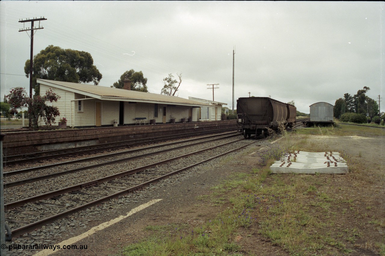 188-06
Henty, located 580 km from Sydney on the NSW Main South, looking south, station platform and buildings, two V/Line grain waggons in the yard. Goods shed and platform on the right. Geo [url=https://goo.gl/maps/TDrhujY3A2y]Data[/url].
