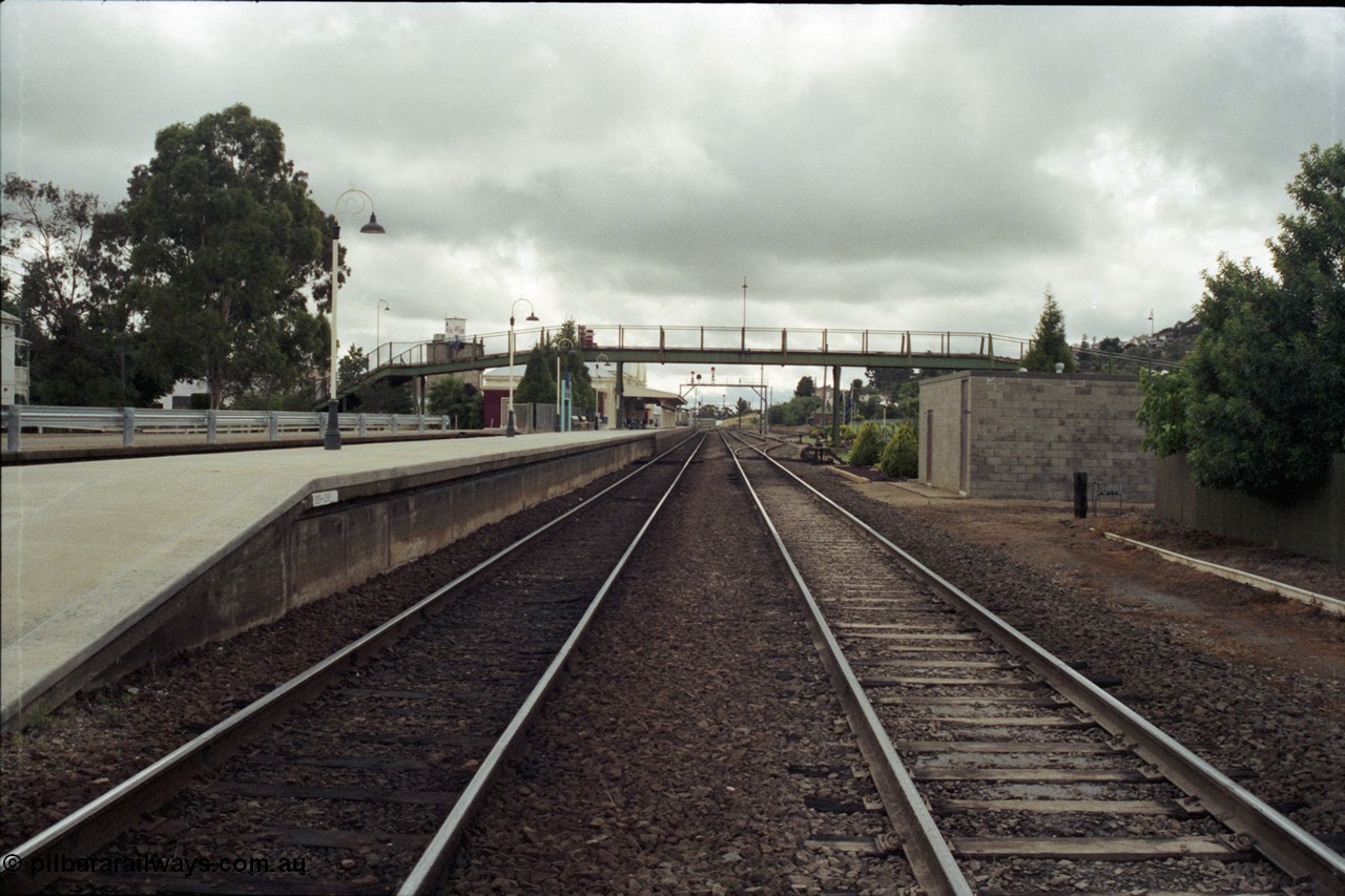 188-09
Wagga Wagga, located 521 km from Sydney on the NSW Main South, looking north from the end of platform at track level. Note the old light posts, the concrete block building has replaced the signal box. Geo [url=https://goo.gl/maps/PJ9gfQrtLYn]Data[/url].
