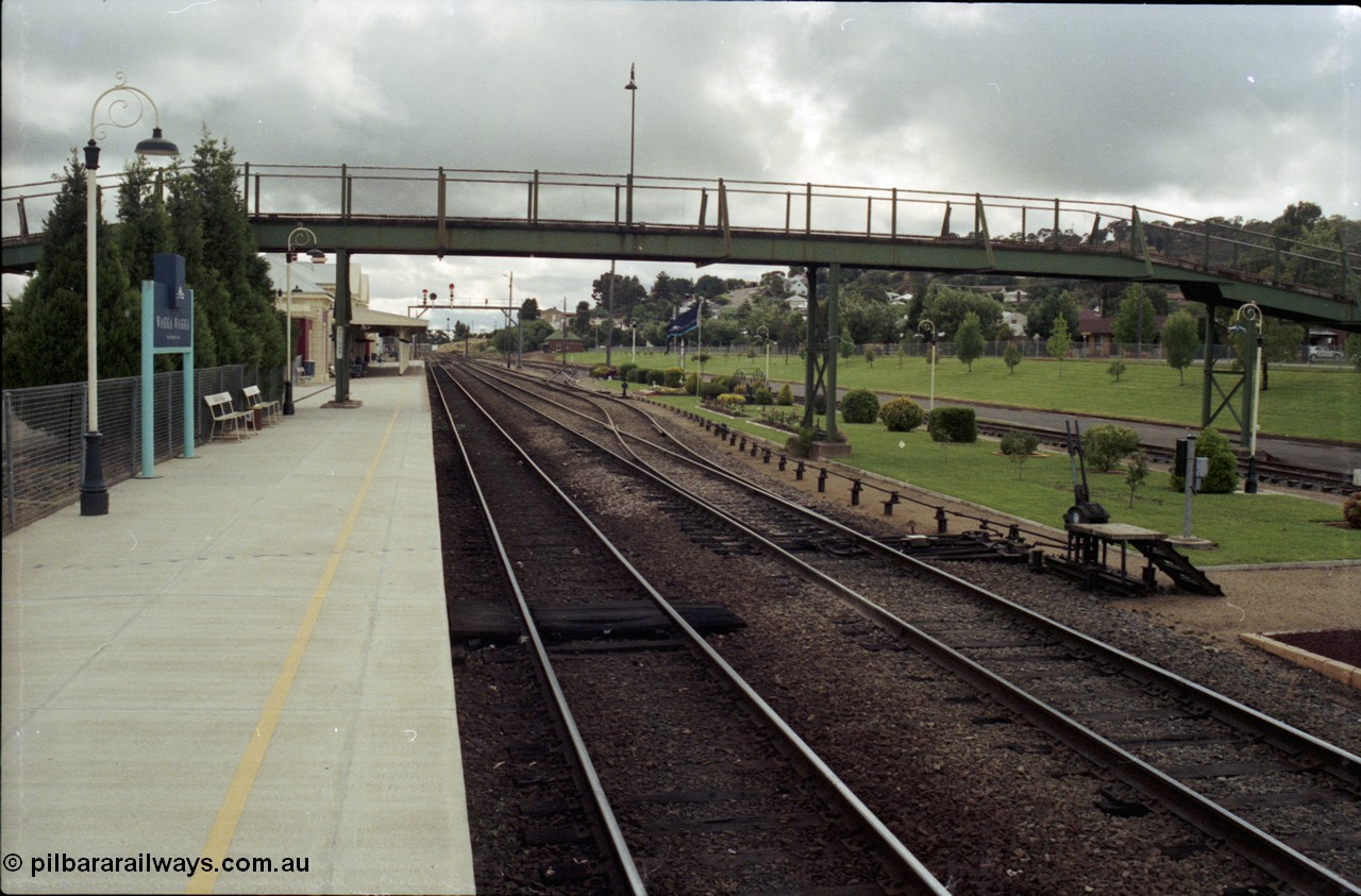 188-10
Wagga Wagga, located 521 km from Sydney on the NSW Main South, looking north from the platform with frame H on the right. Geo [url=https://goo.gl/maps/d9gxJQ8oEfo]Data[/url].
