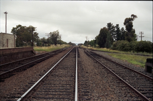 188-04
Henty, located 580 km from Sydney on the NSW Main South, looking south with the end of the platform on the left. Geo [url=https://goo.gl/maps/rtgEfpQzTUE2]Data[/url].
