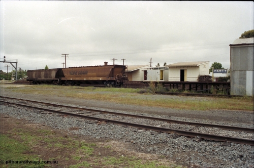 188-05
Henty, located 580 km from Sydney on the NSW Main South, looking towards the station building across the yard, two V/Line grain waggons in the yard. Goods shed and platform on the right. Geo [url=https://goo.gl/maps/TDrhujY3A2y]Data[/url].

