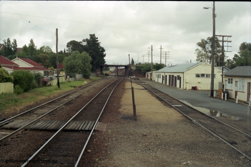 188-08
Wagga Wagga, located 521 km from Sydney on the NSW Main South, looking south from the platform past the maintenance of way buildings with Edmondson Street over bridge in the distance. Geo [url=https://goo.gl/maps/PJ9gfQrtLYn]Data[/url].
