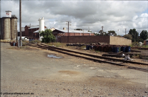 188-15
Wagga Wagga, located 521 km from Sydney on the NSW Main South, looking sort of west at the remains of the yard with silos and Murrumbidgee Milling Company buildings. Geo [url=https://goo.gl/maps/yUqWhWM8NFC2]Data[/url].
