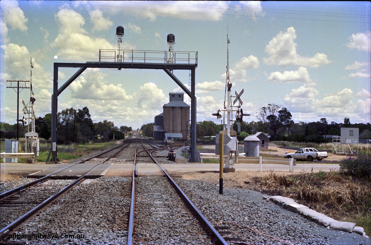 189-01
Uranquinty, located at the 535.72 km on the NSW Main South line, view looking south across Yarragundry Street with the Up signal bridge, the ground frame B for the goods and grain sidings is just beyond the signal bridge.
