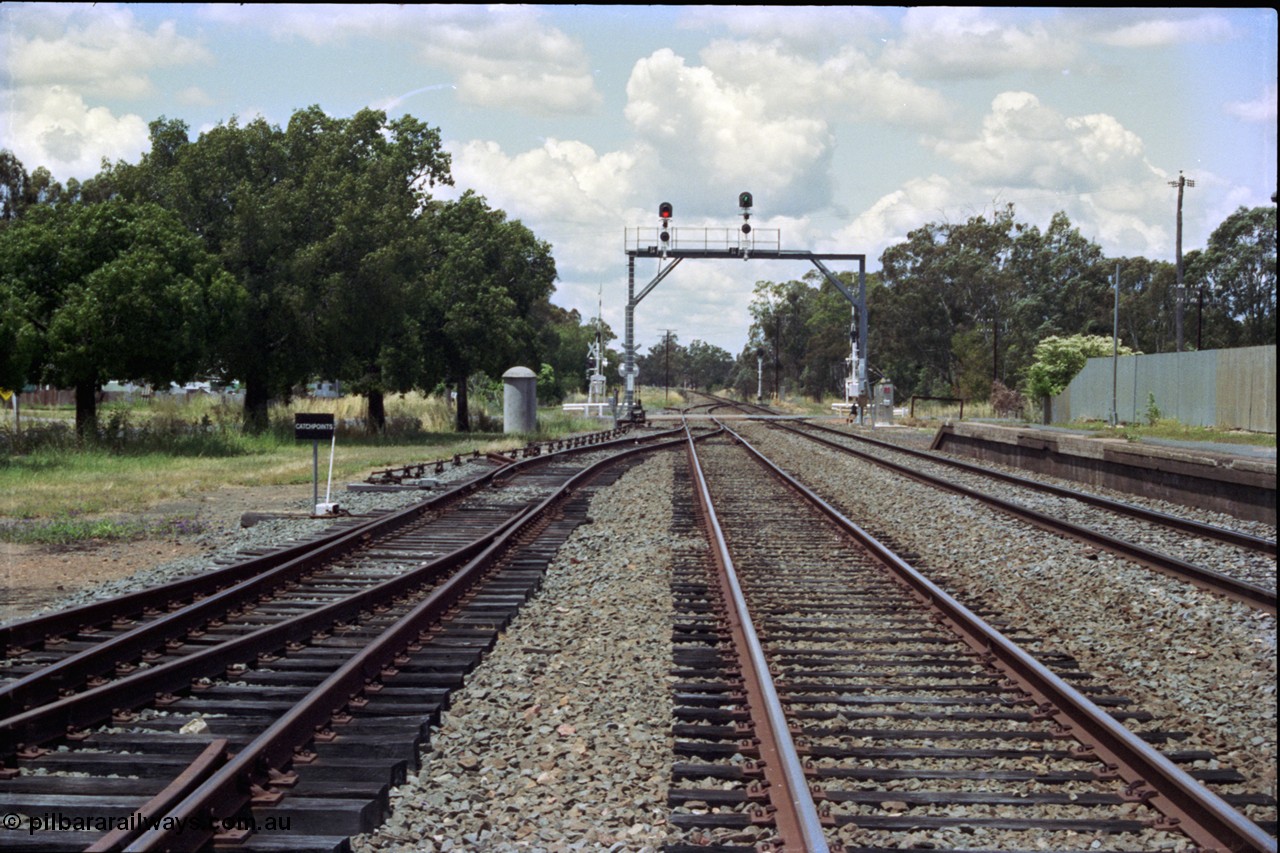 189-05
The Rock, located at the 550.29 km on NSW Main South line, view looking north with the along the Up Loop with the Up Siding and back road joining in at left. The grade crossing for The Avenue is just beyond the signal bridge.

