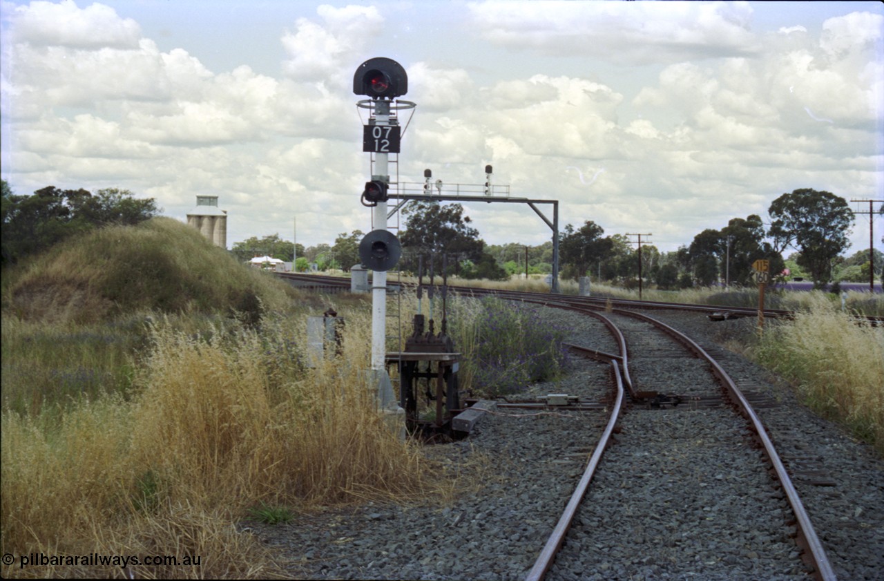 189-12
The Rock, located at the 550.29 km on NSW Main South line, view of the Oaklands branch line where it enters the yard onto the Up Loop, ground frame E and signal 07-12 provide the protection.
