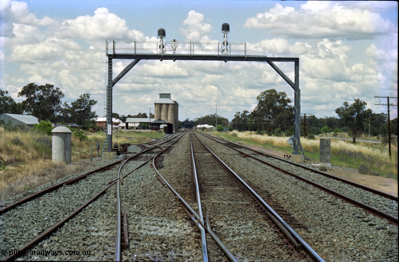 189-13
The Rock, located at the 550.29 km on NSW Main South line, view looking north with the along the Mainline with the Down Loop at right and the Up Loop with the Up Siding and ground frame D just behind the signal bridge.
