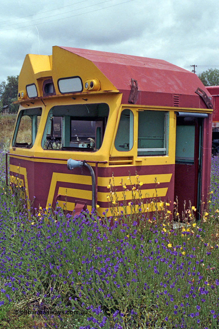 192-16
Junee, NSWSRA standard gauge locomotive depot, the cab of a Comeng built ALCo CE615A sits amongst the flowers.
Keywords: 80-class;Comeng-NSW;ALCo;CE615A;