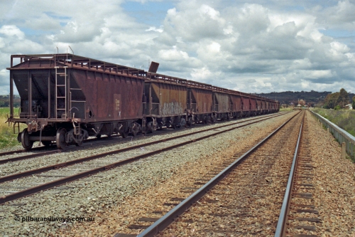 192-26
Cootamundra West, NSW, view looking up direction towards Cootamundra West along the Temora mainline. The sidings on the left are the Refuge Siding and the BWH / NMGA grain waggons are on No.1 Goods Sidings.
Keywords: BWH-type;NMGA-type;